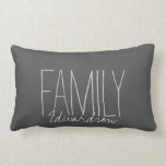 Coussin Rectangle Famille gris-foncé moderne de nom de famille<br><div class="desc">Coussin lombaire de famille gris-foncé moderne de nom de famille.
Vous pouvez facilement changer le texte et le nom.</div>