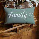 Coussin Rectangle Family Love Script Grey Green Custom Monogramme<br><div class="desc">Moderne et élégant design lombaire sur mesure avec oreiller design caractéristiques de typographie simple et minimaliste "Famille" qui inclut des détails florissants et de coeur. Personnalisez le texte majuscule ci-dessous avec un monogramme ou une année établie. Les couleurs blanc et gris vert peuvent être modifiées.</div>
