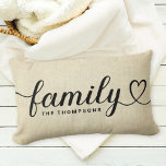 Coussin Rectangle Family Love Script Rustic Linen Custom Monogramme<br><div class="desc">Moderne et élégant design lombaire sur mesure avec oreiller design caractéristiques simples et minimes de typographie noire "Famille" qui inclut des détails florissants et de coeur. Personnalisez le texte majuscule ci-dessous avec un monogramme ou une année établie. Un arrière - plan de lin rustique ajoute un charme vintage qui complète...</div>