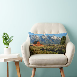 Coussin Rectangle Fermes   Barne ombragée par les montagnes enneigée