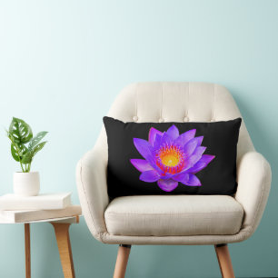Coussin Rectangle Fleur de lotus violette sur fond noir