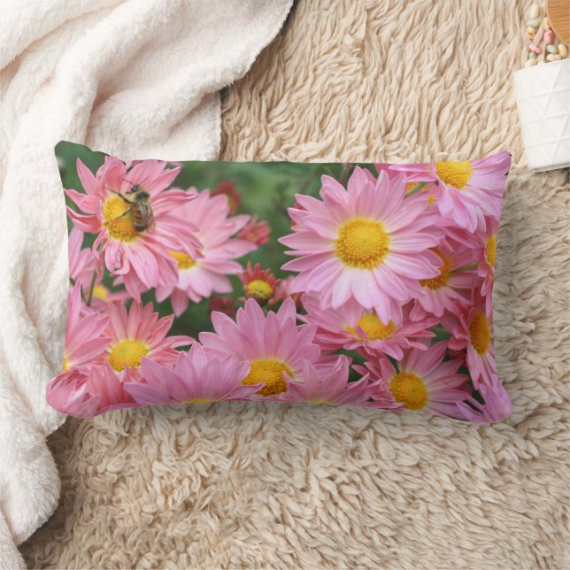 Coussin Rectangle Fleurs de marguerite rose et abeille   (Couverture)