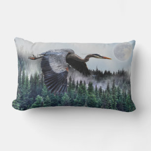 Coussin Rectangle Flying Great Blue Heron & Misty Forest Wildlife