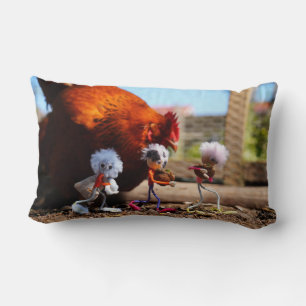 Coussin Rectangle Fubby jouant avec les poules et le coq.