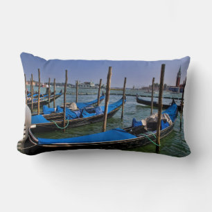 Coussin Rectangle Grand Canal avec des bateaux de gondalo alignés