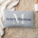 Coussin Rectangle Gris et marine | Nom et monographie<br><div class="desc">Personnalisez ce coussin bleu-gris et marine avec le nom et le monogramme du bébé pour un ajout parfait à sa pépinière. Un coussin gris clair porte le nom du bébé en bleu marine, recouvert d'un seul monogramme initial en blanc. Ajoutez sa date de naissance ou un message personnalisé au dos....</div>