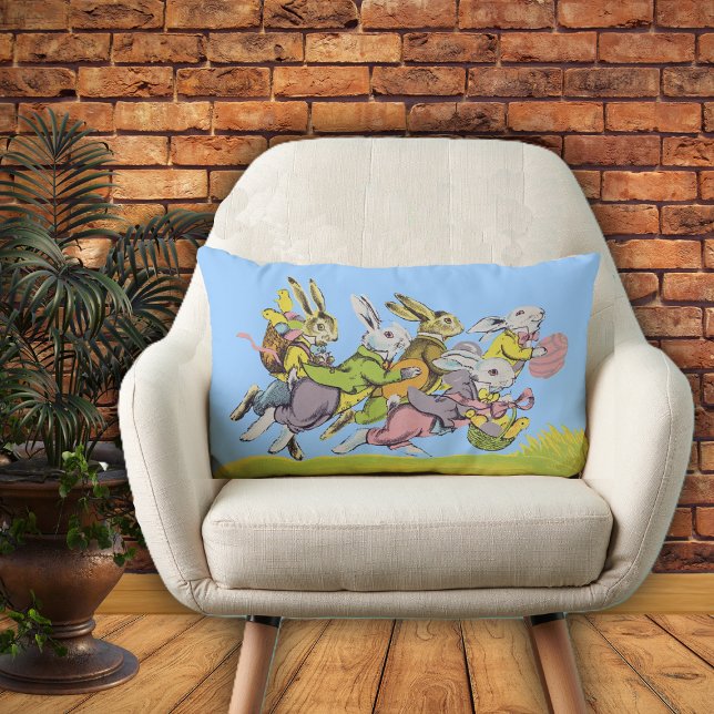 Coussin Rectangle Groupe de lapins de Pâques Vêtements pastel en her (Easter rabbits in pastel clothes eggs baskets running in grass on blue decorative pillow.)