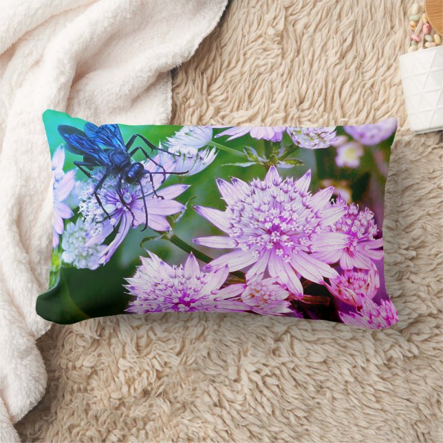 Coussin Rectangle Guêpe iridescente sur fleurs Art (Couverture)