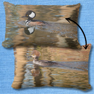 Coussin Rectangle Harle huppé nageant sur le ruisseau Scénique
