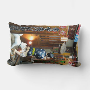 Coussin Rectangle Humour Japonais - Chien tirant des culottes vers l