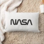 Coussin Rectangle Iconique NASA Circa Rocket Blanc Grade A Coton<br><div class="desc">AVIS IMPORTANT : Insignes et identificateurs de la NASA fournis et utilisés avec la permission de la NASA.</div>