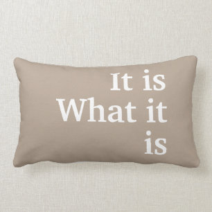 Coussin Rectangle "Il est… Ce qui il est" kaki avec le lettrage