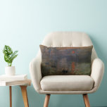 Coussin Rectangle Impression Sunrise par Claude Monet, Art Vintage<br><div class="desc">Impression, Sunrise (1872) de Claude Monet est une vintage impressionnisme de peinture marine d'art. La position du soleil semble qu'il pourrait aussi être un coucher de soleil. Un paysage maritime au port du Havre, France avec plusieurs bateaux au premier plan au lever du soleil. À propos de l'artiste : Claude...</div>