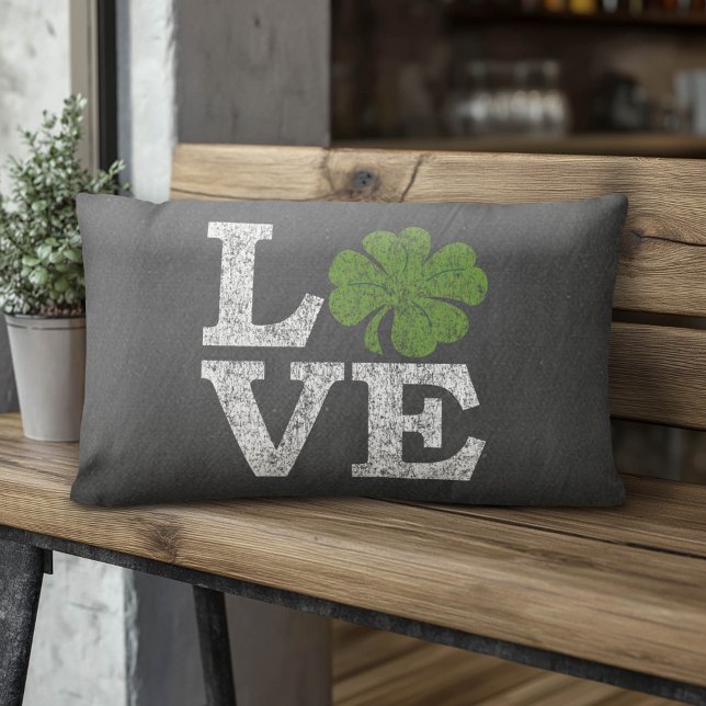 Coussin Rectangle Jour de la Saint Patrick LOVE avec shamrock (Custom Monogram Pillow)