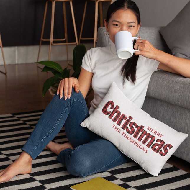 Coussin Rectangle Joyeuse typographie de Noël personnalisée (Merry Christmas red and black buffalo check pattern typography throw pillow. )