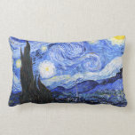 Coussin Rectangle La nuit étoilée de Van Gogh<br><div class="desc">Peinture à l'huile du maître néerlandais Vincent Van Gogh (1853-1890) Probablement son tableau le plus célèbre, Van Gogh peint "La Nuit étoilée" en 1889 de mémoire alors qu'il se trouvait dans un asile en France où il s'est enregistré pour la dépression. Dans le tableau, il y a la lune, Vénus...</div>