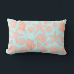 Coussin Rectangle La vie est des coquillages roses sur la lumière BL<br><div class="desc">Découvrez ce charmant coussin célébrant les coquillages et la mer. Et visitez mon magasin pour plus !</div>