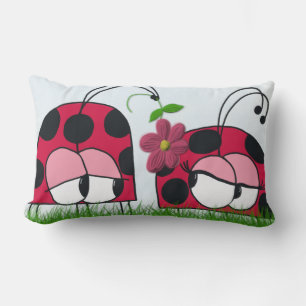 Coussin Rectangle L'adorable Ladybug Qui Lui Met Son Nouveau Dessin