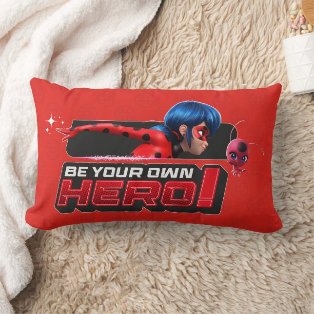 Coussin Rectangle Ladybug et Tikki | Soyez Votre Propre Héros ! (Couverture)