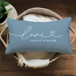 Coussin Rectangle L'amour dans le script du coeur Dusty Blue Custom<br><div class="desc">Moderne et élégant design lombaire sur mesure avec oreiller conception simple et minimaliste de la typographie "Amour" qui comprend des détails florissants et de coeur. Personnalisez le texte majuscule ci-dessous avec un monogramme pour un couple ou une famille, un devis ou un autre texte préféré. Les couleurs bleu / ardoise...</div>