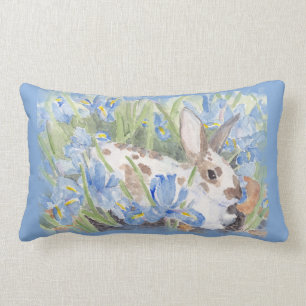 Coussin Rectangle Lapin dans des iris néerlandais bleus