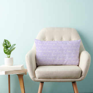 COUSSIN RECTANGLE LAVANDE AVEC AMOUR ET CŒURS EN ÉCRITURE BLANCHE