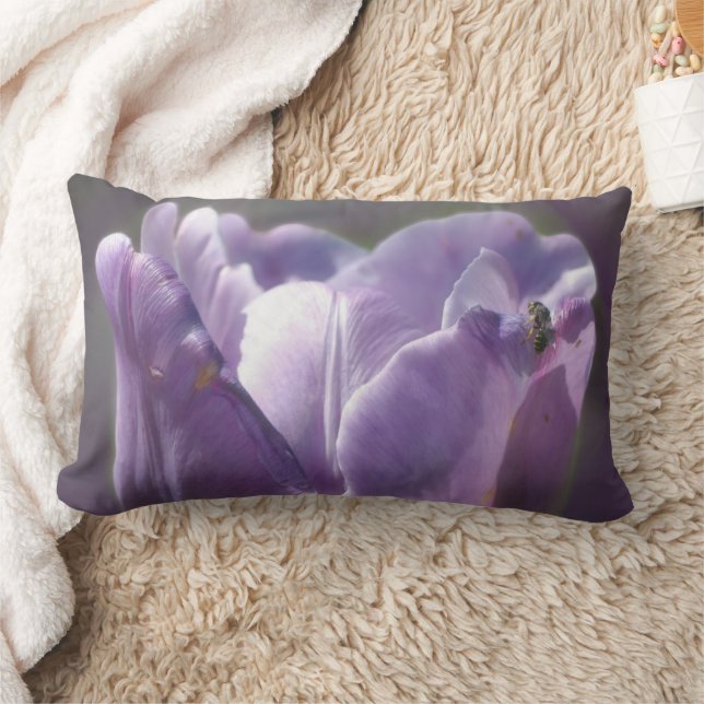 Coussin Rectangle Lavender Tulip With Tiny Bee Close Up  (Couverture)
