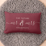 Coussin Rectangle L'avenir M. et Mme Elegant Script Bourgogne Rouge<br><div class="desc">Célébrez votre amour avec cet oreiller chic et romantique avec votre futur nom de famille Mr & Mrs dans la calligraphie script vintage au charbon de bois lettrage. Choisissez votre propre couleur arrière - plan sous customiser plus loin. Cela ferait le cadeau parfait pour une douche nuptiale, fiançailles, ou la...</div>