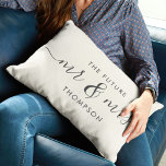 Coussin Rectangle L'avenir M. et Mme Elegant Script Calligraphy<br><div class="desc">Célébrez votre amour avec cet oreiller chic et romantique avec votre futur nom de famille Mr & Mrs dans la calligraphie script vintage au charbon de bois lettrage. Choisissez votre propre couleur arrière - plan sous customiser plus loin. Cela ferait le cadeau parfait pour une douche nuptiale, fiançailles, ou la...</div>