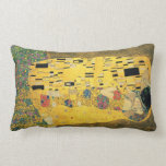 Coussin Rectangle Le baiser - Gustav Klimt<br><div class="desc">C'est une peinture vintage intitulée "le baiser" par Gustav Klimt.</div>