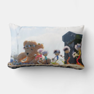 Coussin Rectangle Les Fubby qui amènent des madélias dans un poire.