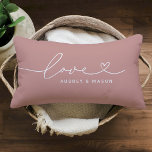 Coussin Rectangle Love in Heart Script Dusty Rose Typographie person<br><div class="desc">Moderne et élégant design lombaire sur mesure avec oreiller conception simple et minimaliste de la typographie "Amour" qui comprend des détails florissants et de coeur. Personnalisez le texte majuscule ci-dessous avec un monogramme pour un couple ou une famille, un devis ou un autre texte préféré. Les teintes rose et blanche...</div>