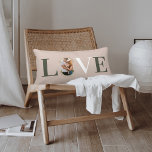 Coussin Rectangle Love Joy Type moderne Géométrique Famille Photo Ro<br><div class="desc">Moderne et élégant thème de Noël amour jetez un oreiller design. Le design comprend le mot "LOVE" avec la lettre "O" créée avec votre propre photo de famille personnalisée. Un cercle concentrique géométrique en faux or moderne encadre la photo. L'envers dispose d'un motif de cercle concentrique géométrique en faux or...</div>