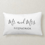Coussin Rectangle M. et Mme Nom Élégant Mariage nouvellement marié<br><div class="desc">Jetez simplement un oreiller avec "Mr et Mrs" dans un script élégant avec votre nom en noir sur un arrière - plan blanc. Cet oreiller de jetons moderne fait un grand mariage / cadeau de mariée pour un marié et marié.</div>