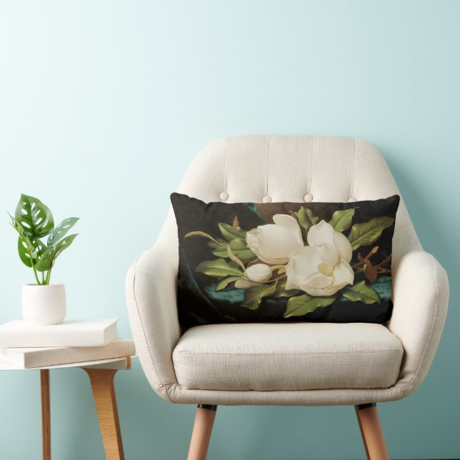Coussin Rectangle Magnolias géants sur un tissu de velours bleu par  (Chaise)