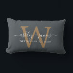 Coussin Rectangle Mariage à monogramme doré Date Hors noir<br><div class="desc">Un élégant coussin souvenir de mariage comporte vos noms en calligraphie manuscrite chic blanche et votre monogramme doré élégant sur un fond hors noir. Ajoutez simplement vos noms, monogramme et date de mariage. Cadeau idéal pour un jeune couple marié. Conçu exclusivement pour vous par Happy Dolphin Studio. Si vous avez...</div>