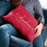Coussin Rectangle Mariage de couleur Arrière - plan modifiable M. et<br><div class="desc">Ce coussin polyvalent de M. et Mme Nom de famille avec une couleur arrière - plan avant et arrière modifiable présente votre nom de famille dans une police élégante et cursive et en dessous d'une ligne mince, indiquer quand votre famille a été établie. Fait un grand cadeau de gardien ou...</div>