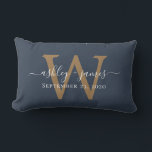 Coussin Rectangle Mariage Monogramme Doré Date Bleu Foncé<br><div class="desc">Un élégant coussin souvenir de mariage comporte vos noms en calligraphie manuscrite chic blanche et votre monogramme doré élégant sur fond bleu foncé. Ajoutez simplement vos noms, monogramme et date de mariage. Cadeau idéal pour un jeune couple marié. Conçu exclusivement pour vous par Happy Dolphin Studio. Si vous avez besoin...</div>
