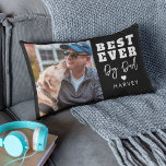 Coussin Rectangle Meilleur père de chien | Photo<br><div class="desc">Célébrez la Fête des pères avec une touche design ! Ce coussin de dispersion photo moderne est le cadeau ultime pour les papas de chien à votre bébé à fourrure. Le coussin se vante du message sincère "BEST EVER DOG DAD" et peut être personnalisé avec votre photo de famille préférée...</div>