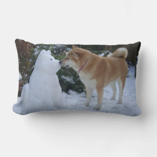 Coussin Rectangle mignon chien akita embrasser bonhomme de neige à n