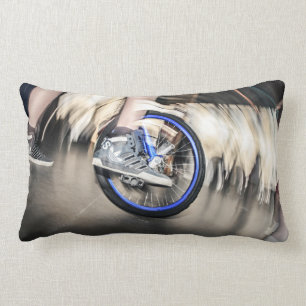 Coussin Rectangle Monocycle orienté, un homme montrant des cascades