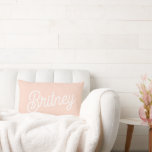 Coussin Rectangle Monogramme blanc rose moderne et nom<br><div class="desc">Le moderne Blush Pink White Monogram et Name Lumbar Coussin est un coussin décoratif chic et confortable conçu dans des tons rose et blanc. Personnalisé avec un monogramme et un nom, ce coussin lombaire ajoute une touche d'élégance et de personnalisation à tout espace de vie. Parfait pour rehausser la décoration...</div>
