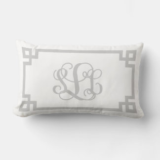 Coussin Rectangle Monogramme de clé grecque gris