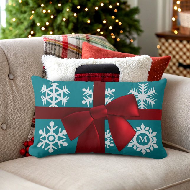 Coussin Rectangle Monogramme de flocon de neige turquoise Bow Lumbar (Ho Ho Ho! Add your initial to this festive teal and red Christmas lumbar pillow)