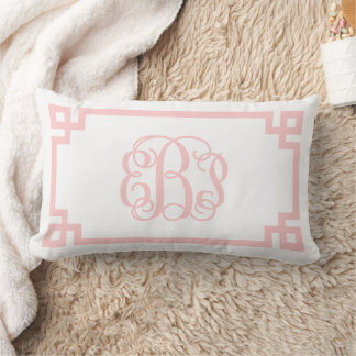 Coussin Rectangle Monogramme de script de clé grecque rose clair EBP