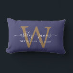 Coussin Rectangle Monogramme d'or Mariage Date Marine Bleu<br><div class="desc">Elégant coussin de mariée met en vedette vos noms en calligraphie manuscrite chic blanc et votre monogramme d'or élégant sur un arrière - plan bleu marine. Ajoutez simplement vos noms, monogramme et date mariage. Grand cadeau pour un couple marié. Conçu exclusivement pour vous par Happy Dolphin Studio. Si vous avez...</div>