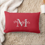 Coussin Rectangle Monogramme et nom personnel rustique moderne rouge<br><div class="desc">monogramme personnel rustique moderne et Coussin de nom.</div>