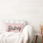Coussin Rectangle Monogramme et nom rose pâle moderne<br><div class="desc">Le Monogramme et le Coussin Lumbar de style moderne Blush Dusty Pink offre un accent élégant et personnalisé pour tout espace de vie. Doté d'un arrière - plan rose pâle et sophistiqué, ce coussin lombaire est orné d'un monogramme personnalisé et d'un nom dans un script élégant. Il est conçu pour...</div>