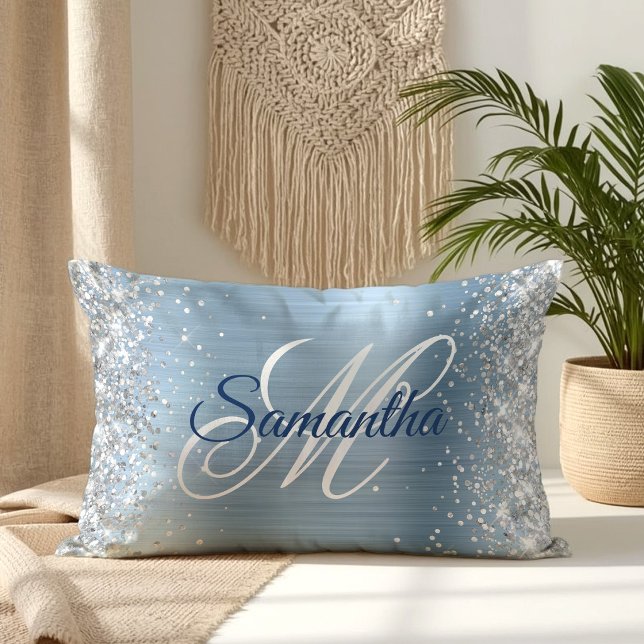 Coussin Rectangle Monogramme fantaisie pailleté argenté et bleu clai (Silver Glitter Light Blue Foil Fancy Monogram Lumbar Pillow)