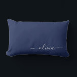 Coussin Rectangle Monogramme moderne bleu marine et blanc<br><div class="desc">Découvrez notre collection de monogrammes modernes bleu et blanc de la Marine : Élevez votre décor de maison avec notre collection sophistiquée avec un schéma de couleurs bleu marine et blanc contemporain. Chaque pièce est minutieusement conçue pour exsuder l'élégance et le style, parfait pour ajouter une touche de modernité à...</div>